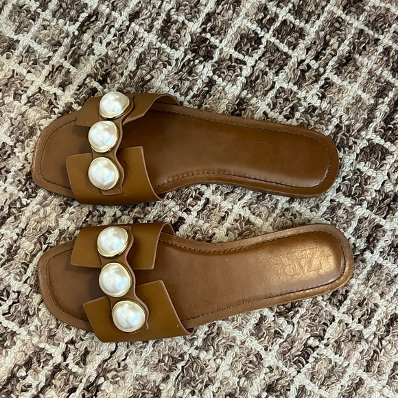 Zara Women's Tan Leather Flat Sandals with Pearl Accent - Picture 5 of 7